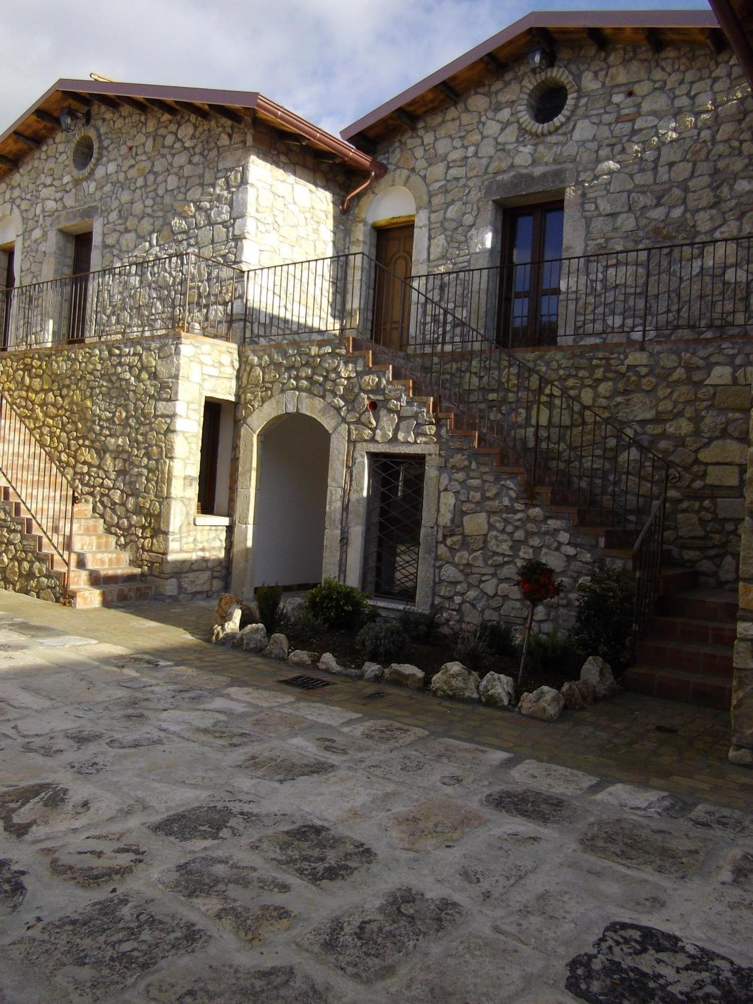 Hotel Il Feudo Dei Pierleoni Celano Exterior foto